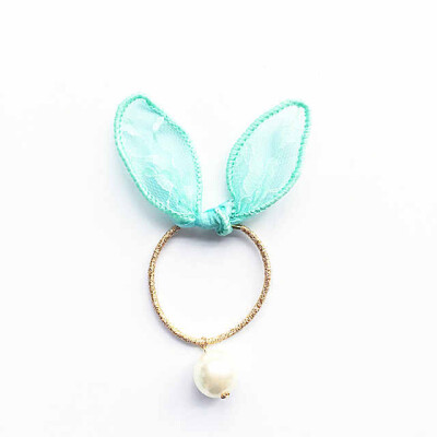 薄荷色的蕾丝兔耳朵珍珠发圈