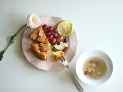 从TK嘴里偷来的蛋糕，味道虽然不是那么好，不过凑合着还是一顿完美早餐的～