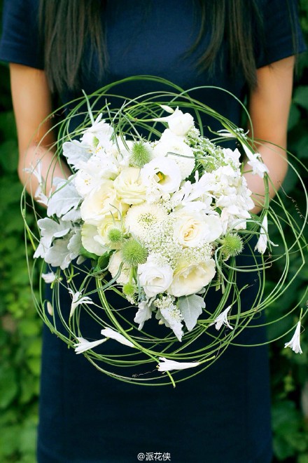 宇宙远比人类孤独和浪漫，就像这一瞬间的光漂浮在宇宙中，光速千万年后被未知的星球接到，还看得见我们初遇时的模样。献上今日星球感的手捧花，to knowledge。微博：派花侠