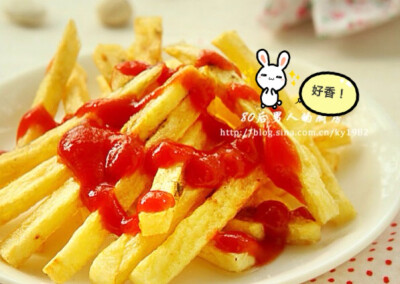 1.豆洗净去皮，先切成厚度一致的片状，再切成条状。 2.将土豆条放入水中浸泡几分钟。适量清水烧开，放入土豆条煮三分钟左右。 3.捞出沥去水份，晾凉后；放入冰箱冷冻2小时。可用厨房纸吸干水份，然后放入冰箱中冷冻…