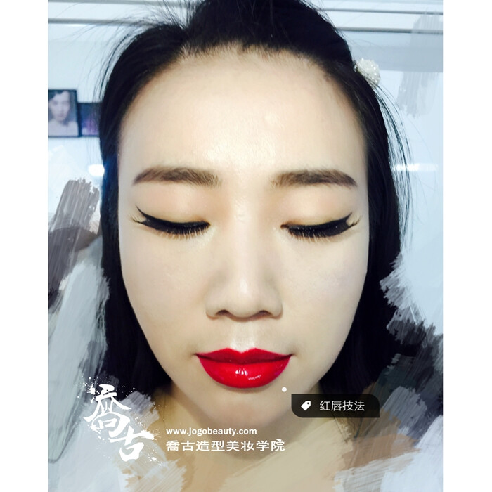 喬古造型美妆学院红唇技法，示范的是MAC魅可的Ruby woo，哑光雾面的质感，MAC最经典热卖的口红之一。很哑光所以很干需做好润唇步骤。此图为叠加唇油效果，光泽感棒棒哒！