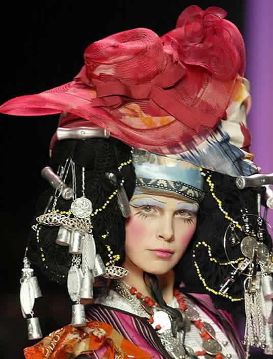 john galliano 鬼才 时装秀 米兰时装周 高级服装定制 复出首秀 民族风 部落风 中国风 古装 约翰加利亚诺