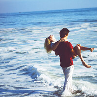 爱上一个人或许只是一瞬间，忘记一个人却要穷尽一生