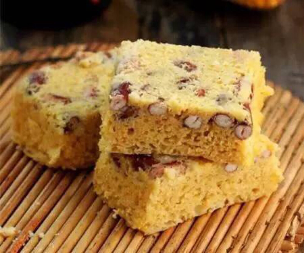 【熊猫豆发糕】食材:面粉350g,黑芝麻35g,白糖适量,发酵粉3g,奶粉适量