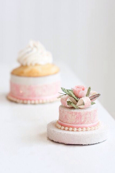 小公举迷你蛋糕 粉嫩嫩 上面的装饰像花冠 下面的糖粒若珍珠 甜品溢美