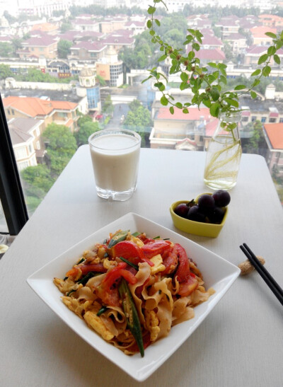 20150729 早餐 雨 炒刀削面，配菜有蕃茄，秋葵，鸡蛋，用蕃茄来炒面酸溜溜的，开胃。