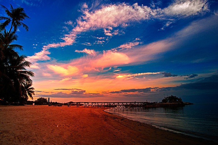 ▶ 苏梅岛 反季旅行体验安静的美景 ▶ 你是否想要找一片好风景，找一张舒服的大床，安安静静地躺下来，把所有劳累烦恼通通抛开，要找这样的地方并不难，就在泰国，不是普吉岛，也不是芭提雅，而是“宁愿拒绝好莱坞电影选景的荣耀，也要保持她与世隔绝般纯净自然”的苏梅岛，这片恬静美丽的土地保留了更多自然淳朴的气息：苏梅的很多旅游设施称不上一流，但从细微处营造出的自然、休闲而体贴的氛围，加上椰林树影、水清沙白的热带风光，轻而易举地就征服了每一位游客的心。