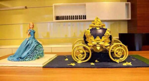 灰姑娘和南瓜马车的套系蛋糕，全世界我做的灰姑娘蛋糕最美！它们每个都很大，南瓜马车蛋糕重达二十多磅，光蛋糕体就15磅。