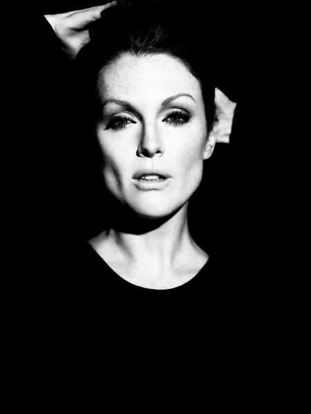 朱丽安·摩尔（Julianne Moore），1960年12月3日出生于美国北卡罗兰那州，毕业于波士顿大学艺术学院，美国影视演员。1985年到1988年间，她因出演电视剧《当世界转变》而迈开了荧屏第一步，并凭借剧中的表演赢得了艾美杰出新人奖。1996年的《热舞之夜》为她赢得首次奥斯卡提名。1997年，她出演了《失落的世界：侏罗纪公园续集》。