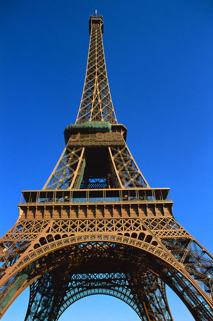 埃菲尔铁塔（法语：La Tour Eiffel；英语：Eiffel Tower）矗立在法国巴黎的战神广场，是世界著名建筑，也是法国文化象征之一，巴黎城市地标之一，也是巴黎最高建筑物，高300米，天线高24米，总高324米，于1889年建成，得名于设计它的著名建筑师、结构工程师古斯塔夫·埃菲尔。 铁塔设计新颖独特，是世界建筑史上的技术杰作，是法国巴黎的重要景点和突出标志。 1889年5月15日，为给世界博览会开幕典礼剪彩，铁塔的设计师古斯塔夫·埃菲尔亲手将法国国旗升上铁塔的300米高空，由此，人们为了纪念他对法国和巴黎的这一贡献，特别还在塔下为他塑造了一座半身铜像。 因为法国巴黎是浪漫之都，建