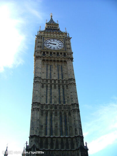 大本钟（Big Ben），英国国会会议厅附属的钟楼，伦敦著名的古钟（即威斯敏斯特宫报时钟）。建于1859年。安装在西敏寺桥北议会大厦东侧高95米的钟楼上，钟楼四面的圆形钟盘，直径为6.7米，是伦敦的传统地标。2012年6…