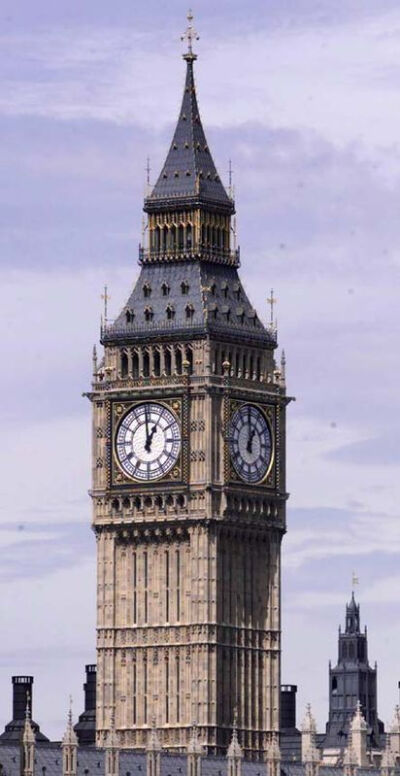 大本钟（Big Ben），英国国会会议厅附属的钟楼，伦敦著名的古钟（即威斯敏斯特宫报时钟）。建于1859年。安装在西敏寺桥北议会大厦东侧高95米的钟楼上，钟楼四面的圆形钟盘，直径为6.7米，是伦敦的传统地标。2012年6…