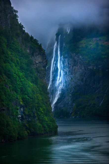 山谷之美，美得令人窒息！生命是一段旅程，在经年中前行，每个人都是行者；在岁月中跋涉，每个人都在修行。道路，不单有山清水秀，更有山谷沟壑；俗世，不单有安宁简静，更有风起云涌。
