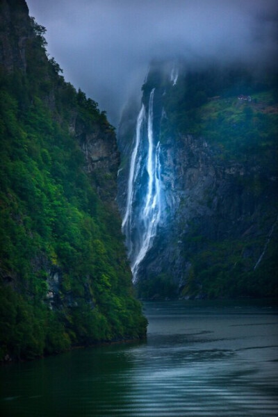 山谷之美，美得令人窒息！生命是一段旅程，在经年中前行，每个人都是行者；在岁月中跋涉，每个人都在修行。道路，不单有山清水秀，更有山谷沟壑；俗世，不单有安宁简静，更有风起云涌。