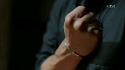 李贤心痛的要死掉了。。弟弟委屈的太心痛了。。