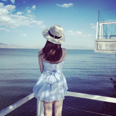 女生头像 背影蓝天