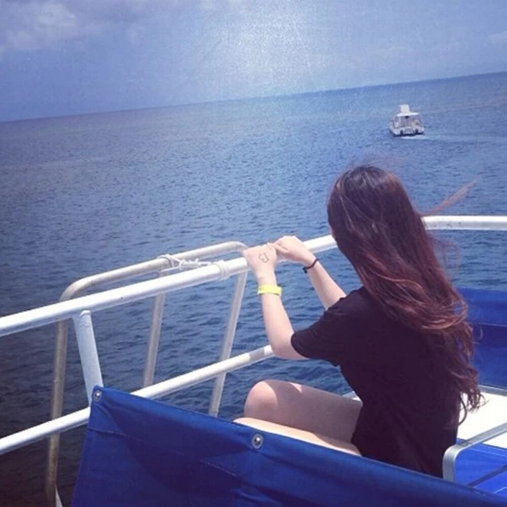 女生头像 背影蓝天