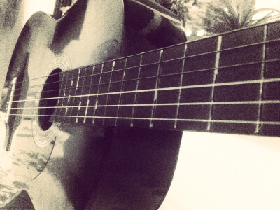 默默的做一个配角，无论你的世界多么精彩都与我无关，但一旦你的世界出现一丝波动，那都将是我奋不顾身的原因.爱，不是得到，而是守护与付出.