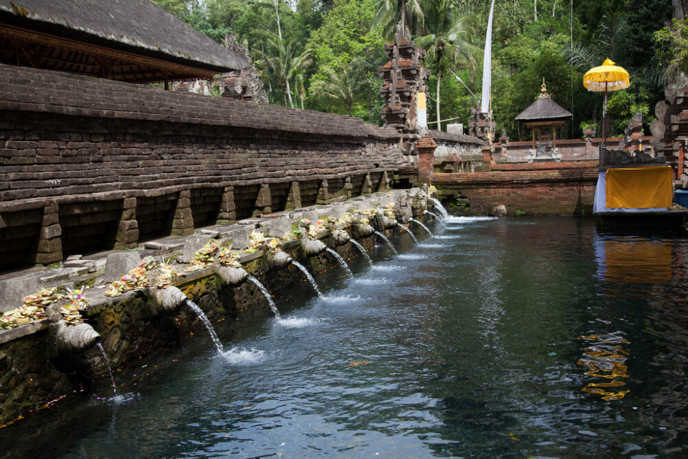 【巴厘岛】圣泉寺（Tirtha Empul）是“千寺之岛”巴厘岛上著名的庙宇之一。已有了千多年的历史，石头圣龛上早是苔痕斑斑，而泉涌依然如当年。圣泉寺建筑规模宏大完整，从此处可以看到里岛庙宇的所有特点。经常有岛上居民前来洗浴，以求平安。