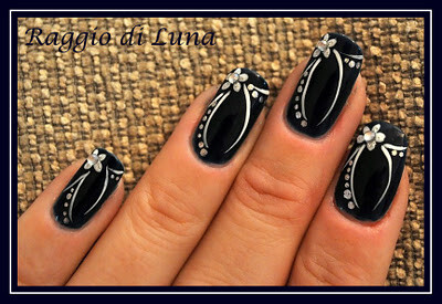 Love the design work! http://raggio-di-luna-nails.blogspot.com/2011/12/creazione-n-14-kreacija-n-14-creation-n.html