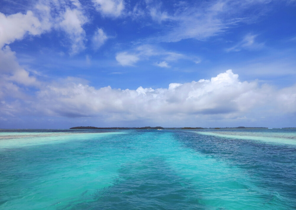  【帕劳】帕劳以海底景观闻名于世，是著名的潜水圣地。海面景观也同样令人赞叹，海水共有7种不同的颜色（图中即为七色海）。摇曳的棕榈树，温和的海风，银白的沙滩都令人流连忘返。 方寸之地就有200多个潜水点、49个浮潜点、1500多种热带鱼类、700多种瑰丽珊瑚，以及世上绝无仅有的无毒水母。如此得天独厚，帕劳位列世界七大潜水奇景之首。四季皆宜游玩，建议游玩4天，预算5000-10000