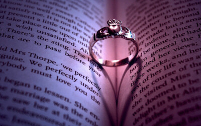 迟早有人举着戒指对你笑，说着余生请多指教。