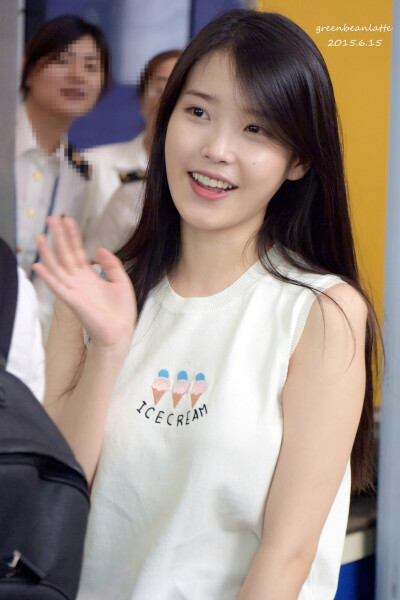 IU 李知恩 cr logo