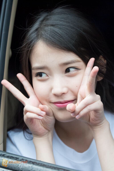 IU 李知恩 cr logo