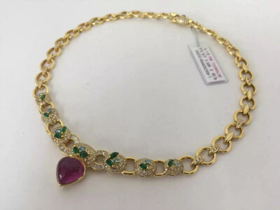 日本制高级珠宝 18K金粉色碧玺祖母绿钻石项链，新品，碧玺 9.77ct，祖母绿 3.65ct，重约62.7g。