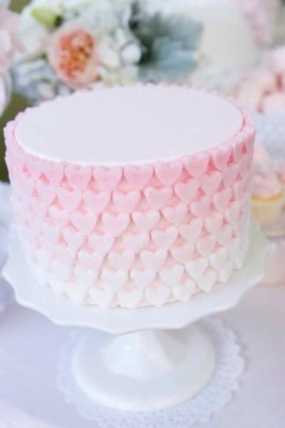 爱心翻糖蛋糕 将不同颜色的翻糖 擀开 用心形模具一个个做出来 放到蛋糕上就可以了