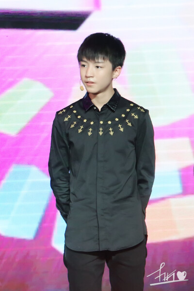 #王俊凯# #TFBOYS王俊凯# #TFBOYS# 141125腾讯V视界 cr 和凯皇一起爬长城