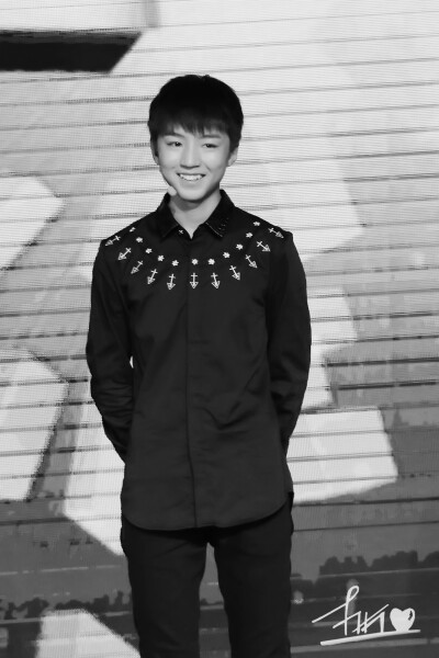 #王俊凯# #TFBOYS王俊凯# #TFBOYS# 141125腾讯V视界 cr 和凯皇一起爬长城