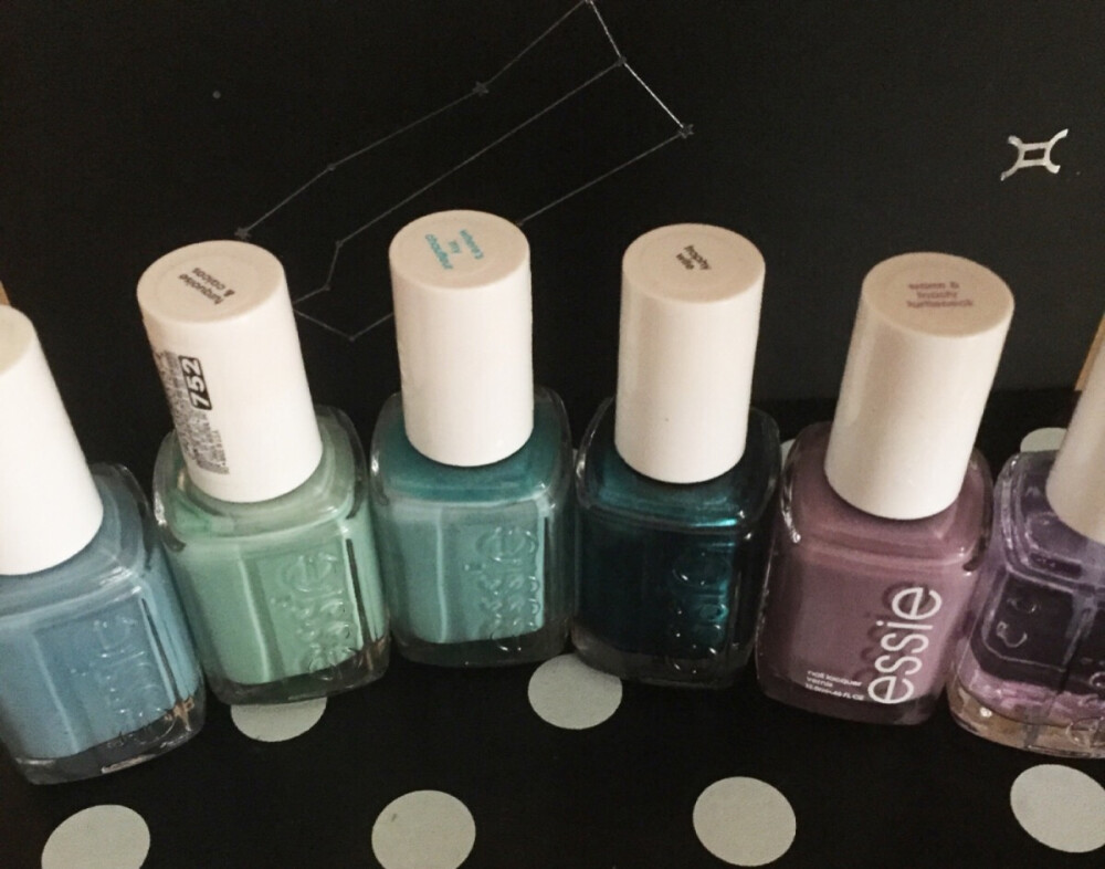 #夏日缤纷甲油#essie的瓶子小巧可爱，颜色很全 价格好。就是有些颜色上色不是很均匀，我都是涂脚趾的