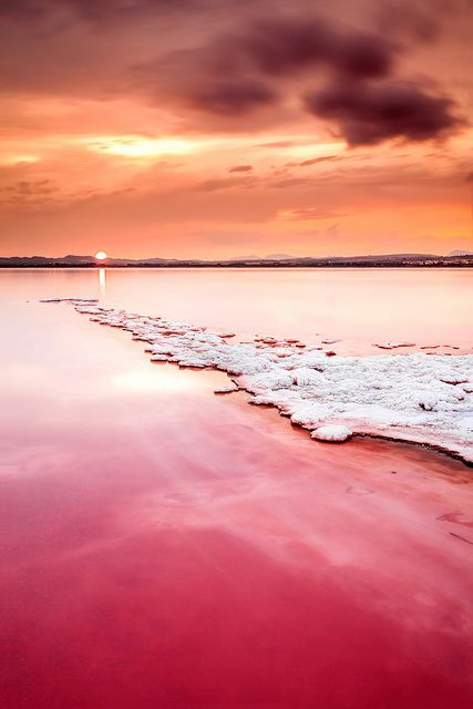 Salt River, Torrevieja, Valencia, Spain。西班牙巴伦西亚托雷维耶哈盐湖。托雷维耶哈，是一座位于西班牙阿利坎特省白色海岸边的海滨城市。该市位于有两个著名的大盐湖和大海之间，曾经是欧洲主要的盐产地，捕鱼也曾经是这里的主要经济收入。