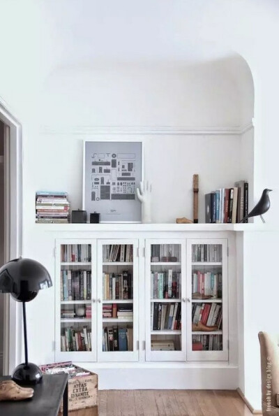 ▲ 家里有块凹进去的墙？ 安个矮书柜吧：怕落灰的话，就像图中那样安个柜门。