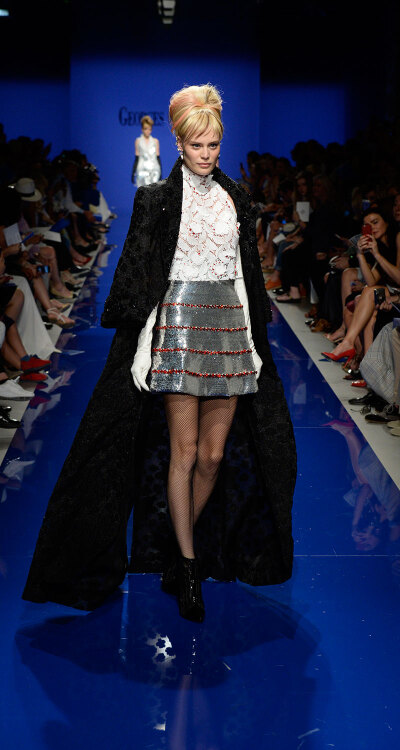 Georges Chakra Haute Couture Fall/Winter 2015。乔治斯·查卡拉2015巴黎时装周秋冬高级定制。本季在复古基调上保持着奢华典雅，呈现出最经典的女性裙装的同时承载了惊叹的细节设计。