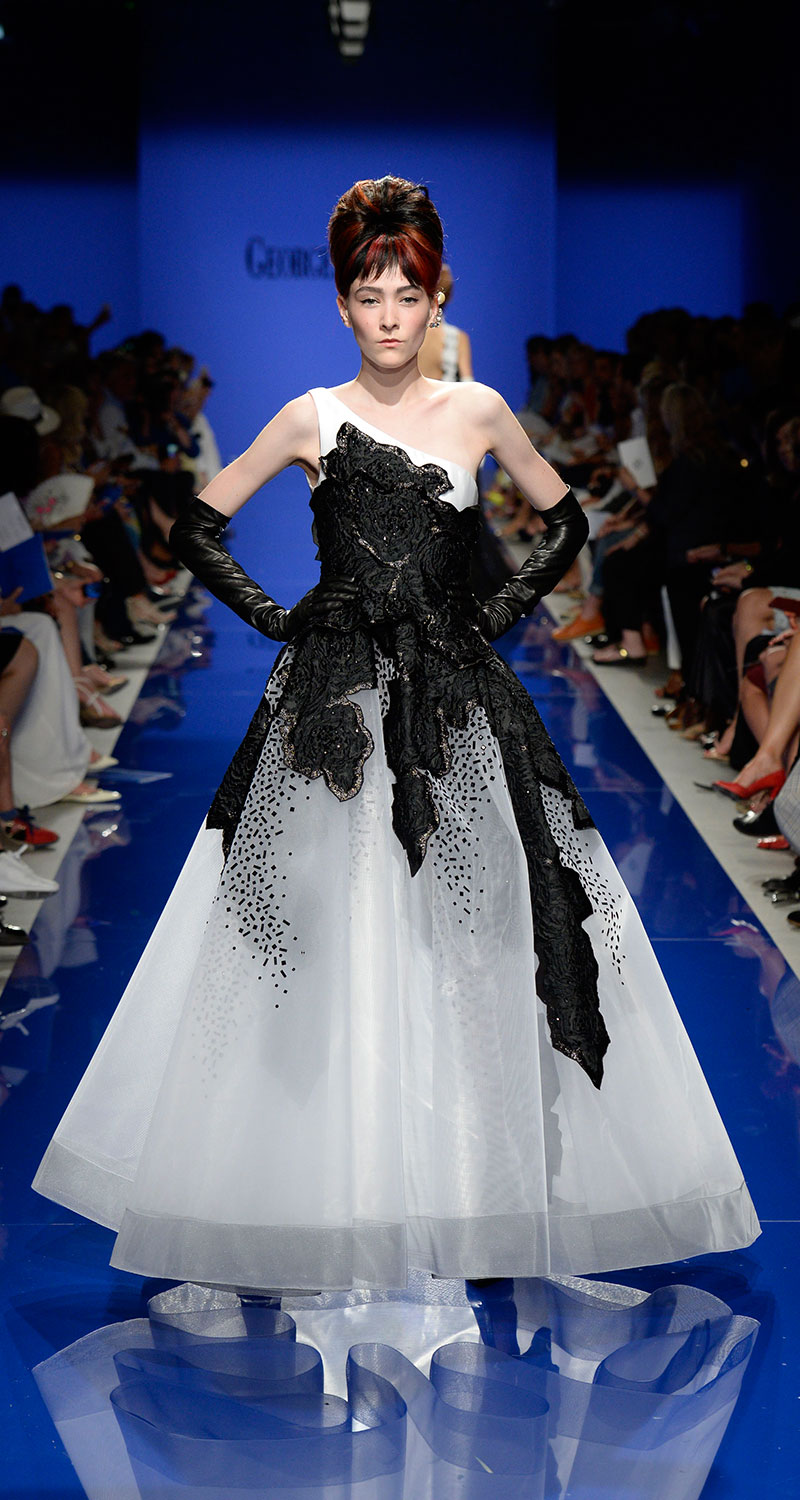 Georges Chakra Haute Couture Fall/Winter 2015。乔治斯·查卡拉2015巴黎时装周秋冬高级定制。本季在复古基调上保持着奢华典雅，呈现出最经典的女性裙装的同时承载了惊叹的细节设计。