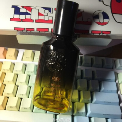 【种草。安利】Oribe Gold Lust黄金发油，是机油推荐的，味道是真的不错，介于花香和果香之间。质地挺轻薄的，我是吹半干抹发油，再吹干，发尾一直散发着淡淡的清香，很舒服，头发毛躁都有所改善，清爽不黏腻的发油…