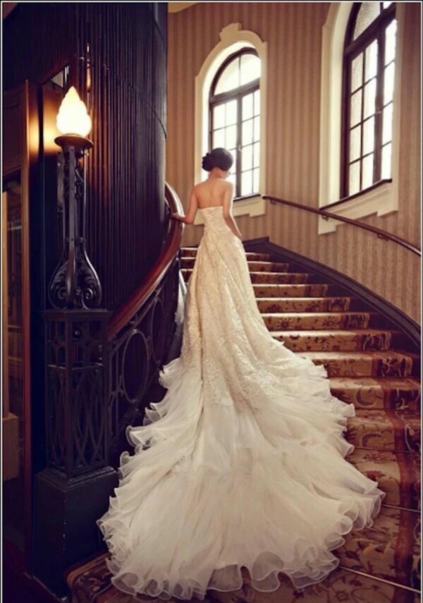 我穿上了婚纱，身边却没有你。