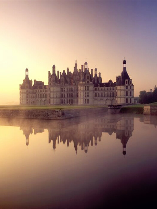 Chateau de Chambord, Loire Valley,France。法国卢瓦尔河谷香波堡。香堡是卢瓦尔河谷地区又一座神奇的所在。它兴建于弗朗索瓦一世，是法国王室狩猎的行宫。然而当初修建城堡的动机却仅仅因为弗朗索瓦一世爱上了住在这里的一位姑娘。这是卢瓦尔河谷所有城堡中最大的一个，城堡内共有 440 个房间，84 处楼梯，光烟囱就有 365 个。香堡的建筑风格结合了法国传统的建筑艺术和意大利文艺复兴的影响，被法国人视为国宝。1981年，香堡列入了世纪遗产名录。