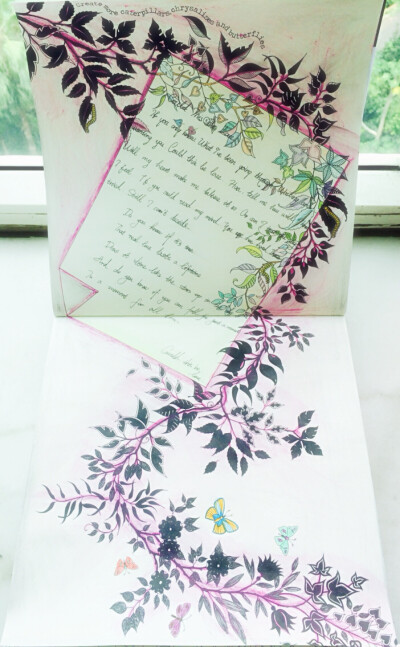 #秘密花园# 把做旧的信纸镶嵌进花藤里，所以这一幅，应该叫做花园情书