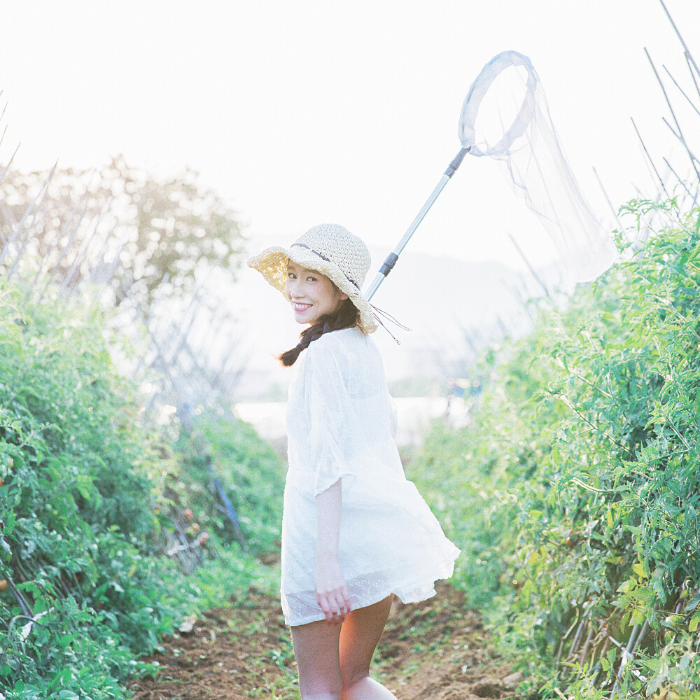 日系 番茄 少女 女生 旅行 旅拍 小白裙 搭配 清新 夏日 自然 阳光 草帽 麻花辫 夏天 深圳 文艺 森系 色彩 人像 写真 头像 封面 摄影 by 野猪力量灌入