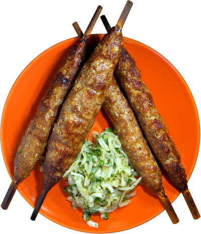 LYULYA-KEBAB（土库曼斯坦烤羊肉饼） 1. 羊肉绞碎与从葱混合 2. 加盐和胡椒腌制15分钟 3. 串成长条形放到烤盘上烤至熟即可 4. 可以加洋葱一起佐餐