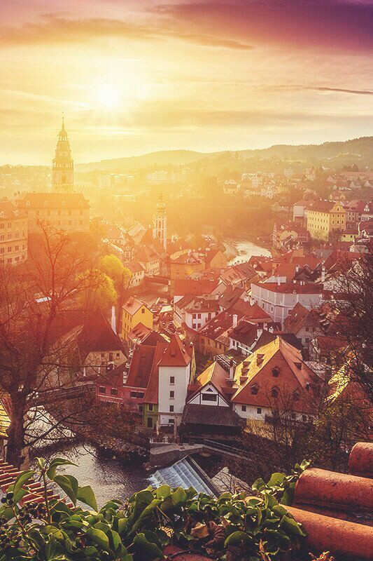 Český Krumlov, Czech Republic。捷克克鲁姆洛夫，位于南波西米亚的迷人小镇克鲁姆洛夫是世界上最美的几座城市之一。它被宽阔蜿蜒的伏尔塔瓦(Vltava)河环抱着，在河谷的对岸以城堡为中心的中世纪的城市一望无边，令人惊叹。大部分建筑建于14世纪到17世纪之间，多为哥特式和巴洛克式风格。整个小镇被流经该处的马蹄铁形的、宽阔蜿蜒的伏尔塔瓦河环抱着，而著名的城堡则建在河的对岸，风采依然。登高远眺，以城堡为中心的中世纪城市一望无边，令人惊叹。1992年，联合国教科文组织宣布授予它世界文化和自然双重遗产的头衔。