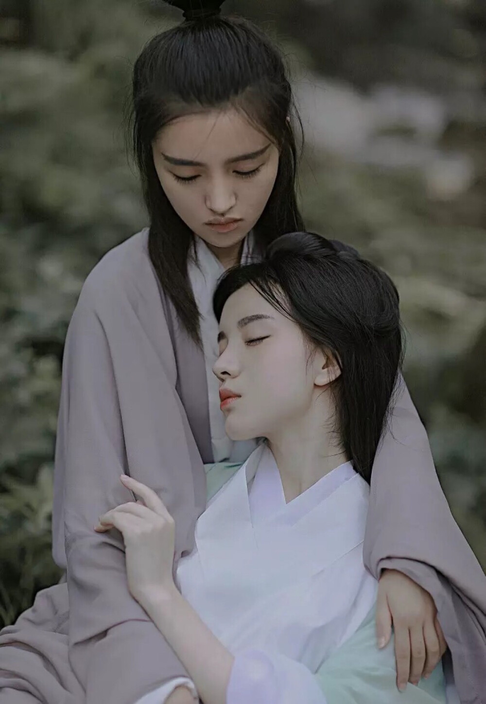 大众化的心态只能使一个人甘于平凡.而尝试改变自己的不懈努力却可以改变你的整个世界.追名逐利.为浮华尘俗所觊觎而累于心.倾情务实.纵默然无声而恩泽于世.平常人的心永远也不会理解一颗不平凡的心.何必向聋子们去朗诵一首优美的诗.珍贵的画卷不要低廉卖给不懂艺术的人.选择放弃平庸的生活.就是为了自己的生命活得更加尊贵.野火焚枯草.方是芽绿时.只有我们懂得去尊重生命的规律.生命才会尊重我们的选择.何不现在就开始.让我们跨笔横渡五洲险.极目望穿古今远！