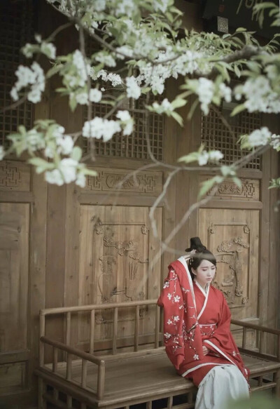 你拥她入怀.一把竹伞还是初遇时送她的礼物.她红颜如故.他江山如旧.她推开思念三千.冷笑：“当初为天下.如今何必怀旧”空白了少年头.如不恋.一把竹伞何苦红妆十年.怎如故。