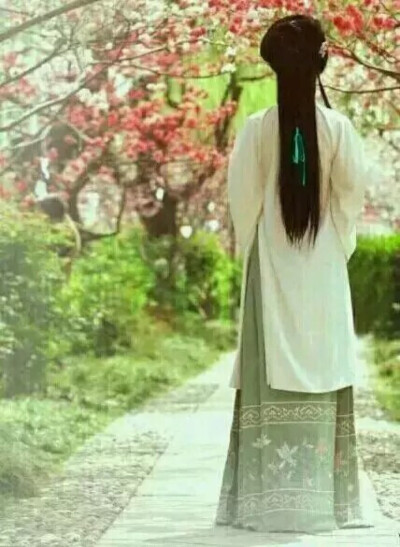 一个人成长.总会走着陌生的路.数着陌生的孤独和陌生的幸福.然后、静静的看着时光流逝.褪去了一切.诺大的世界.只有我一个人笑容满面.回忆宛如永不伤势的夏花.伴着阳光透过指尖的缝隙.在一片片蒲公英的飞舞中.对着我笑…