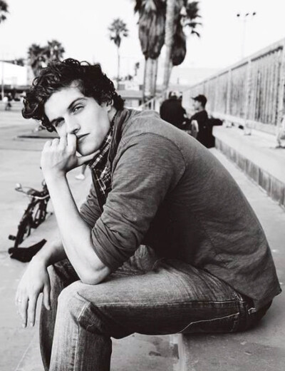 Daniel Sharman 笑起来比谁都暖的腐国长腿大帅比～