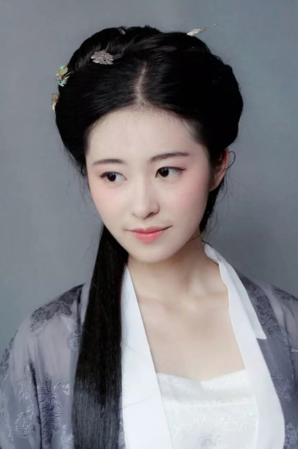 也许,我就是佛前那棵等了你五百年的树.开满一树繁花.只为等你的垂顾.