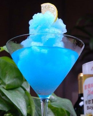 冰冻蓝色玛格丽特 Frost Blue Margarita 【中文名称】：冰冻蓝色玛格丽特 【英文名称】：Frost Blue Margelit 【材 料】：龙舌兰：30ml，蓝色柑香酒：15ml，砂糖：1茶匙，细碎冰：3/4杯，盐：适量 【制 法】：用…